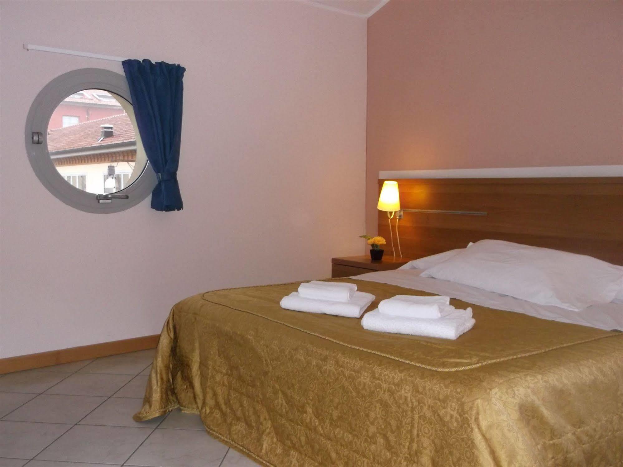 Albergo Meuble Abatjour Mântua Exterior foto