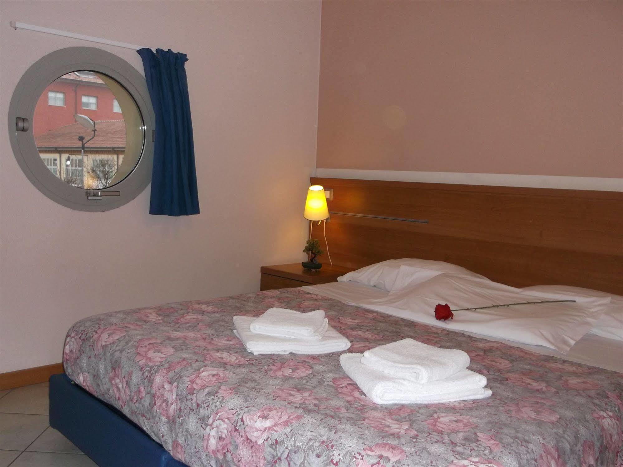 Albergo Meuble Abatjour Mântua Exterior foto